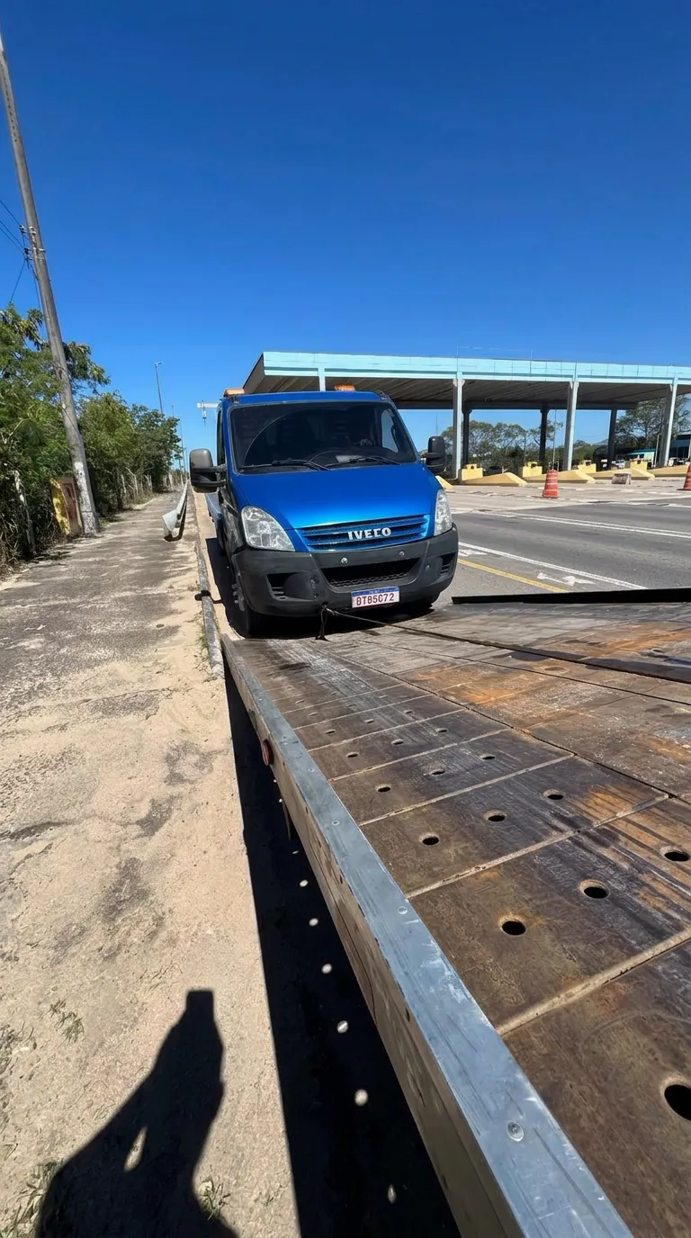 Van Iveco carregada na estrada